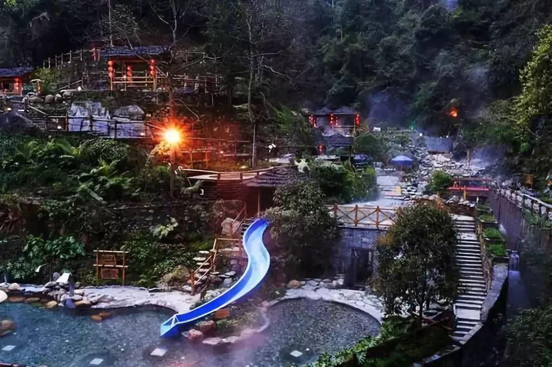 邓紫棋庆祝第 150 场演唱会顺利,与妈妈玩乒乓五子棋,乐趣多!