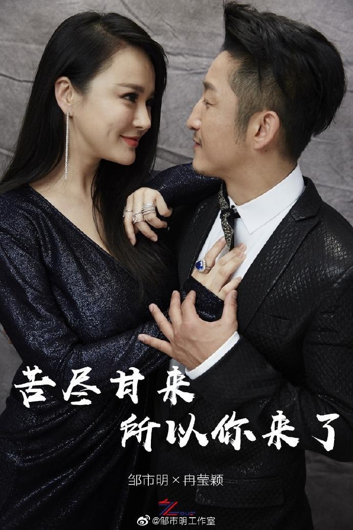 拉布拉多看着犯傻的哈士奇,一脸绝望的表示:“这日子没法过了”