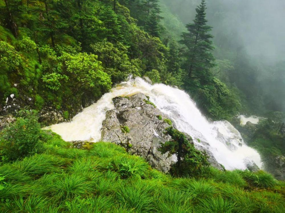 风水，讲究山水动静之变化，山本静水本动，动静结合阴阳转换游戏画面