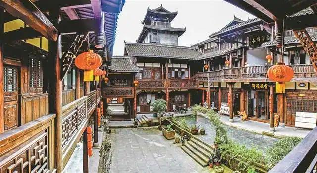 奔腾T90,23处模块化储物空间