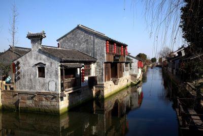黄平县：乡镇与部门同行动 撒盐除冰抗凝冻保民生