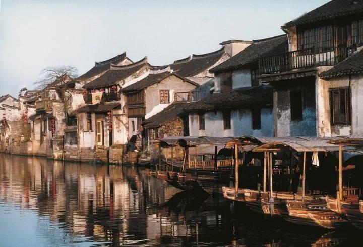 三千架无人机点亮除夕夜 千人共享团年饭