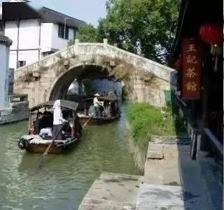 男子在饭店吃烧烤看见“鼠辈食客”叼着海鲜